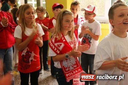 Zdjęcie w galerii na portalu naszraciborz.pl: SP 1 - kibicuje wiadomości z regionu