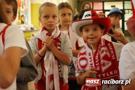 Zdjęcie w galerii na portalu naszraciborz.pl: SP 1 - kibicuje wiadomości z regionu