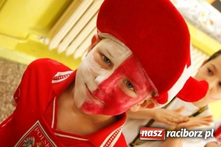 Zdjęcie w galerii na portalu naszraciborz.pl: SP 1 - kibicuje wiadomości z regionu