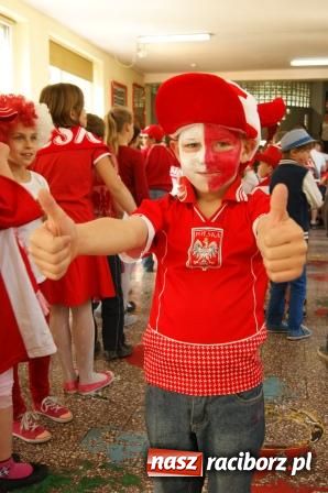 Zdjęcie w galerii na portalu naszraciborz.pl: SP 1 - kibicuje wiadomości z regionu