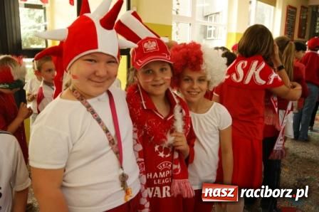 Zdjęcie w galerii na portalu naszraciborz.pl: SP 1 - kibicuje wiadomości z regionu