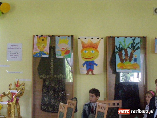 Zdjęcie w galerii na portalu naszraciborz.pl: Z książką po wiedzę wiadomości z regionu