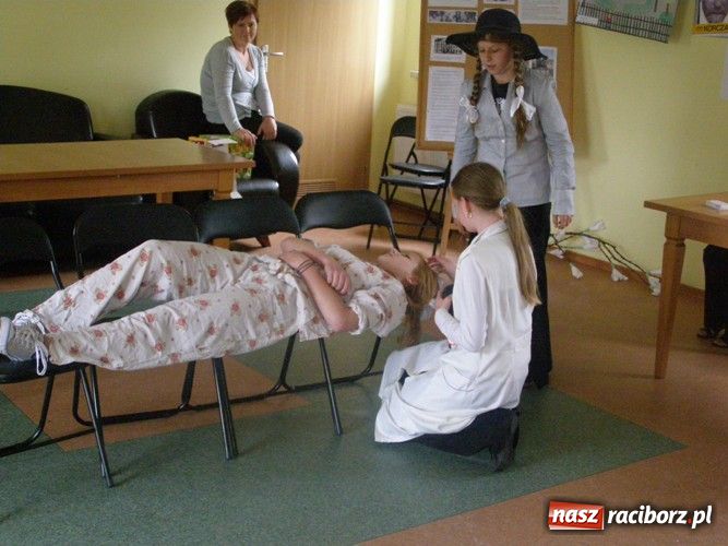 Zdjęcie w galerii na portalu naszraciborz.pl: Z książką po wiedzę wiadomości z regionu