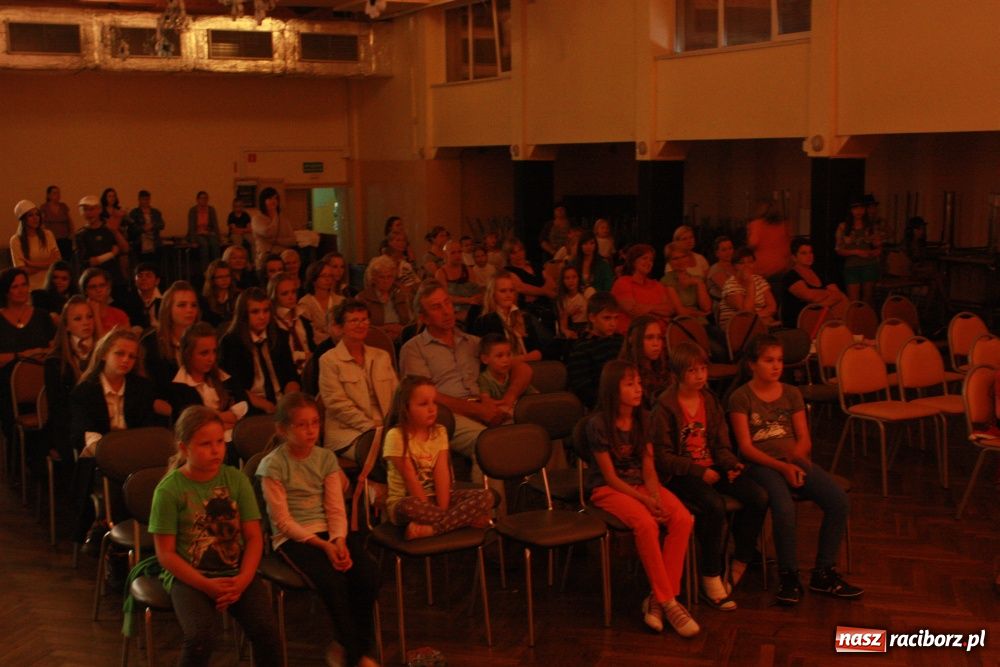 Zdjęcie w galerii na portalu naszraciborz.pl: Młodzi artyści na scenie w Krzanowicach wiadomości z regionu