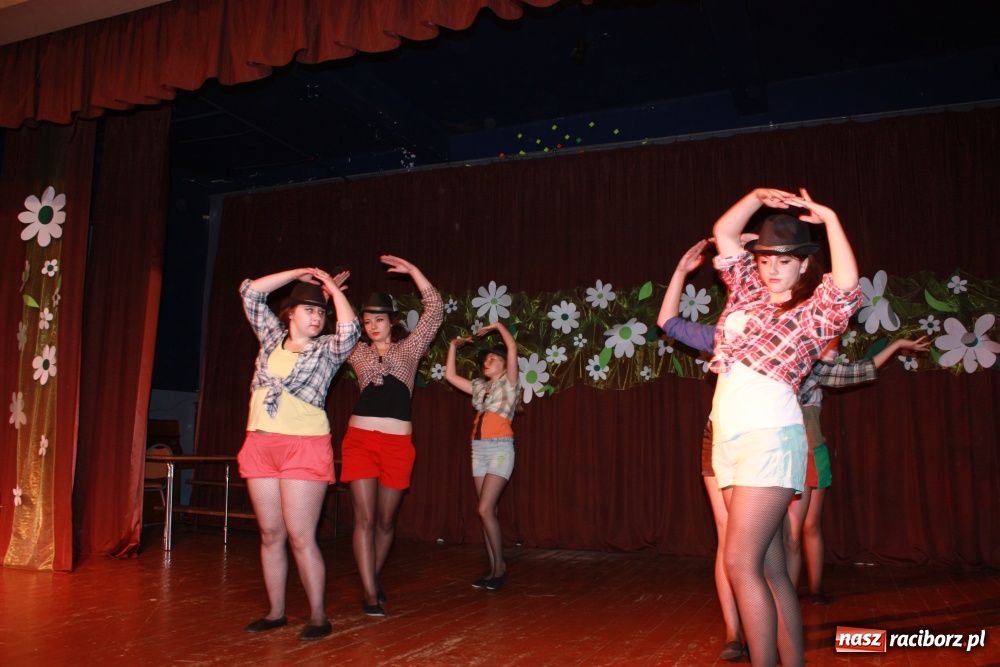 Zdjęcie w galerii na portalu naszraciborz.pl: Młodzi artyści na scenie w Krzanowicach wiadomości z regionu