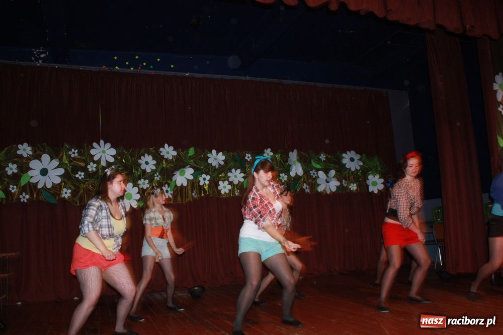 Zdjęcie w galerii na portalu naszraciborz.pl: Młodzi artyści na scenie w Krzanowicach wiadomości z regionu