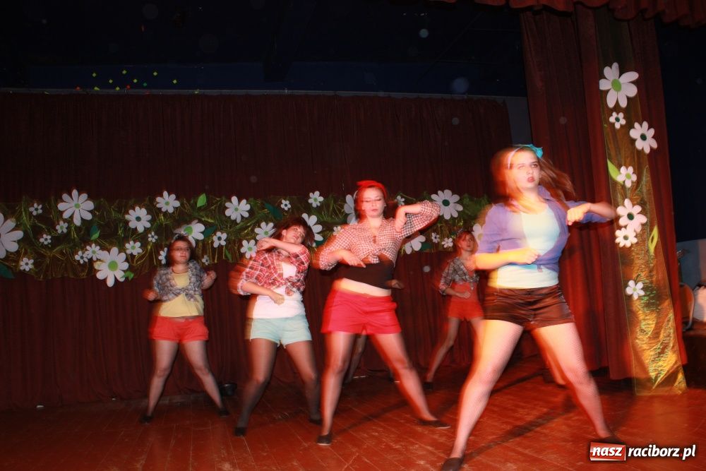 Zdjęcie w galerii na portalu naszraciborz.pl: Młodzi artyści na scenie w Krzanowicach wiadomości z regionu