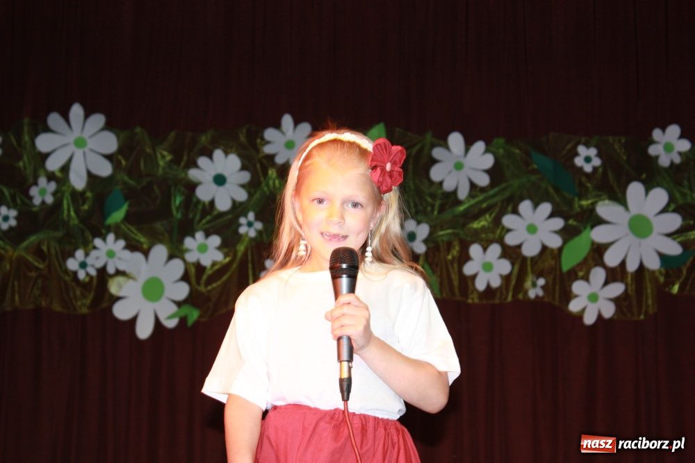 Zdjęcie w galerii na portalu naszraciborz.pl: Młodzi artyści na scenie w Krzanowicach wiadomości z regionu