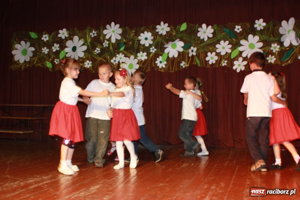 Zdjęcie w galerii na portalu naszraciborz.pl: Młodzi artyści na scenie w Krzanowicach wiadomości z regionu