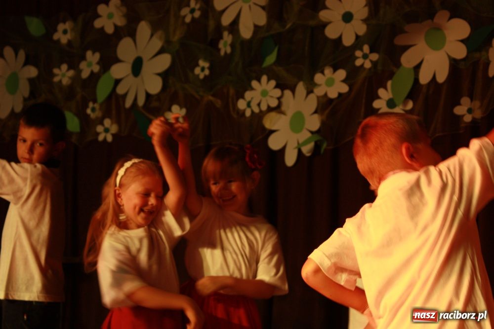 Zdjęcie w galerii na portalu naszraciborz.pl: Młodzi artyści na scenie w Krzanowicach wiadomości z regionu