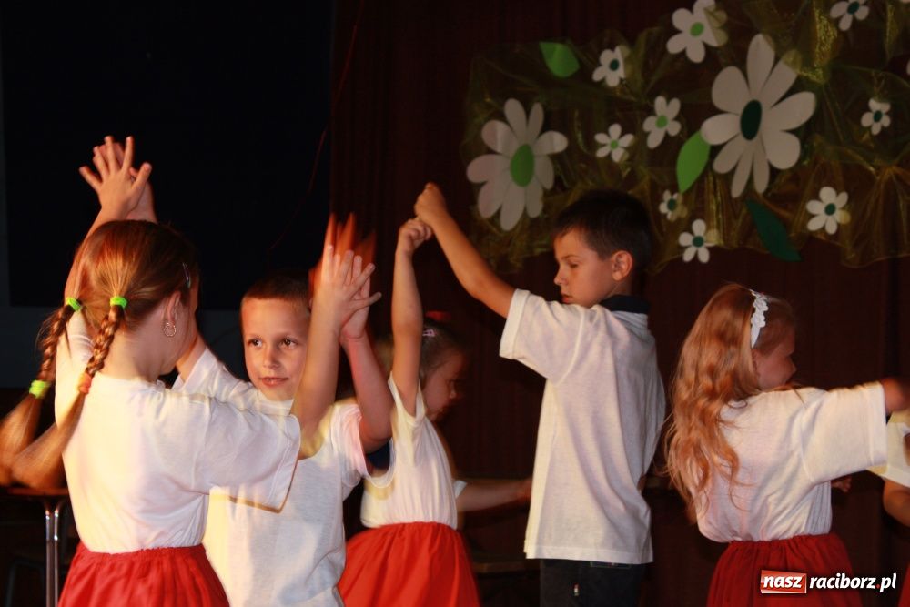 Zdjęcie w galerii na portalu naszraciborz.pl: Młodzi artyści na scenie w Krzanowicach wiadomości z regionu
