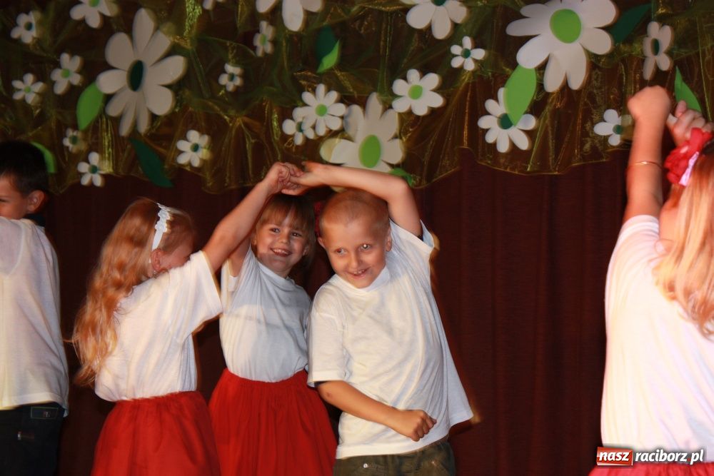 Zdjęcie w galerii na portalu naszraciborz.pl: Młodzi artyści na scenie w Krzanowicach wiadomości z regionu