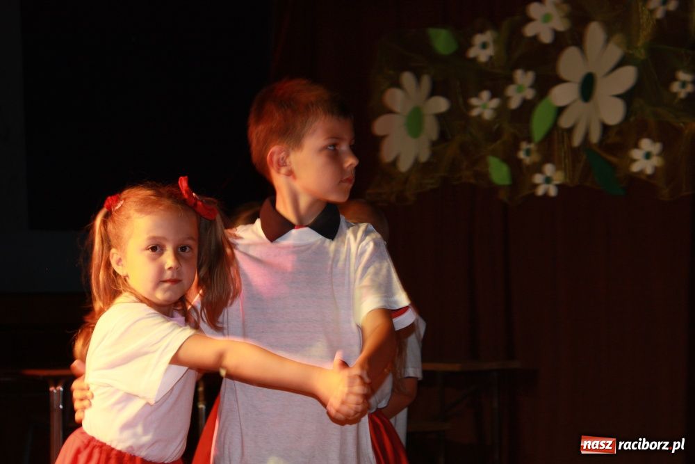 Zdjęcie w galerii na portalu naszraciborz.pl: Młodzi artyści na scenie w Krzanowicach wiadomości z regionu