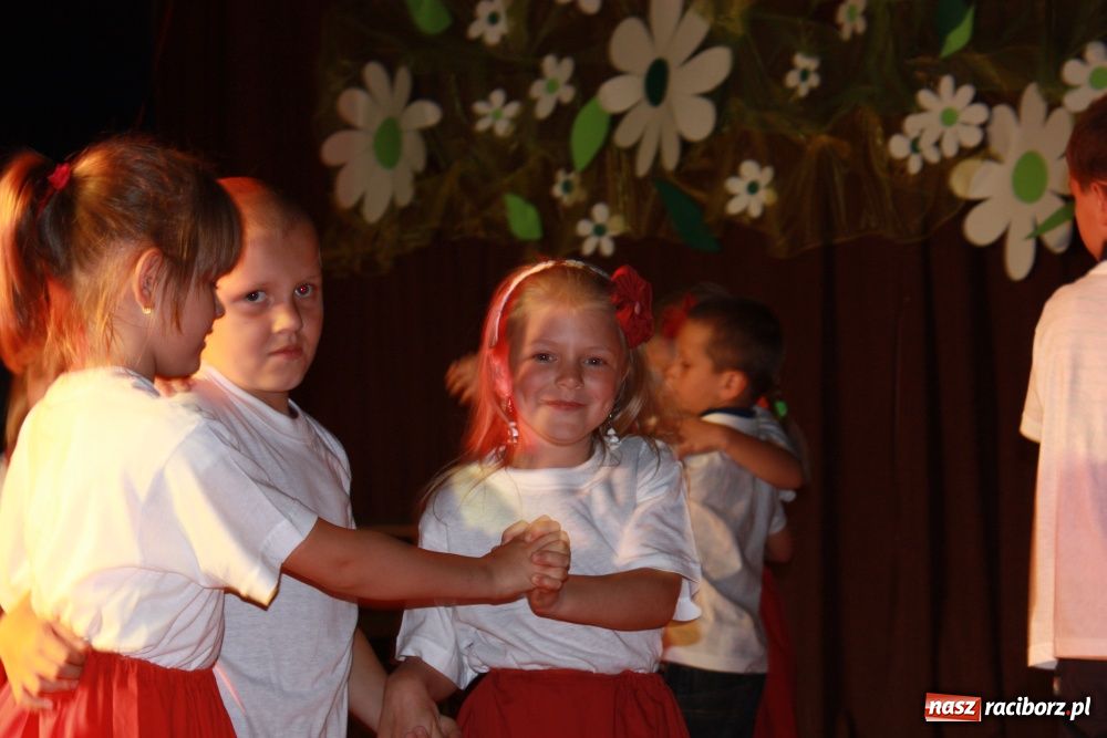 Zdjęcie w galerii na portalu naszraciborz.pl: Młodzi artyści na scenie w Krzanowicach wiadomości z regionu