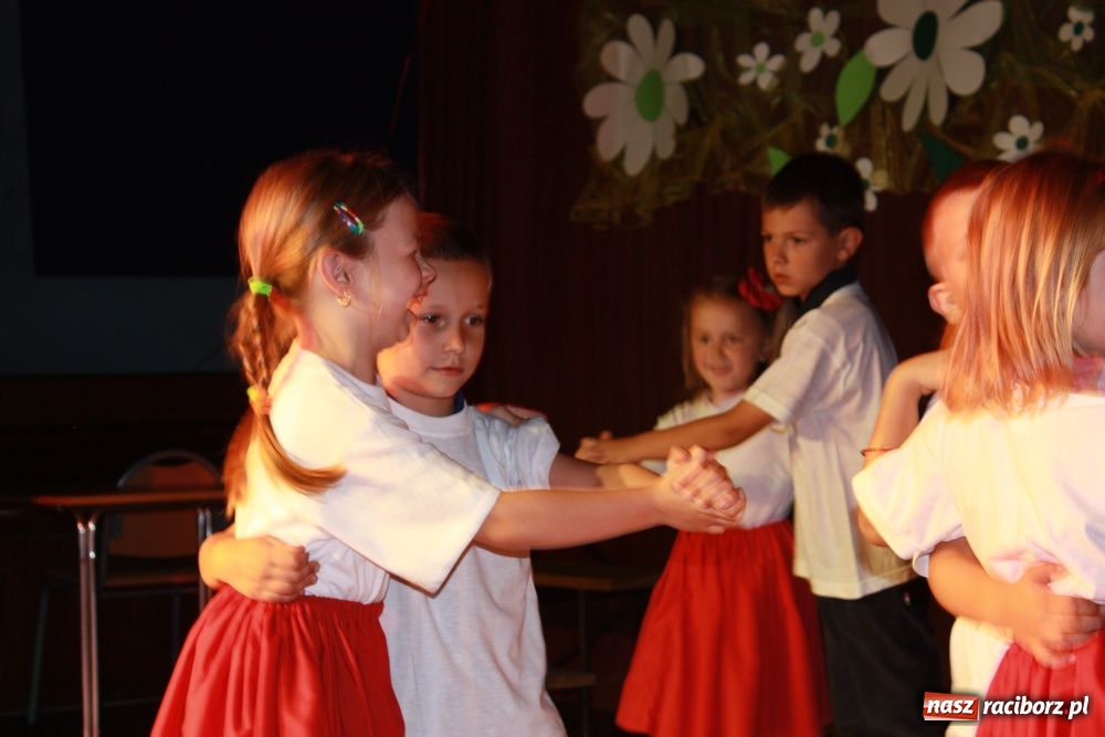 Zdjęcie w galerii na portalu naszraciborz.pl: Młodzi artyści na scenie w Krzanowicach wiadomości z regionu