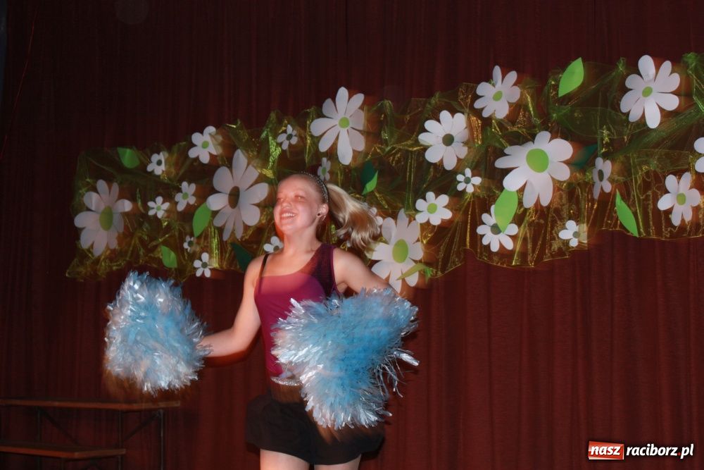 Zdjęcie w galerii na portalu naszraciborz.pl: Młodzi artyści na scenie w Krzanowicach wiadomości z regionu