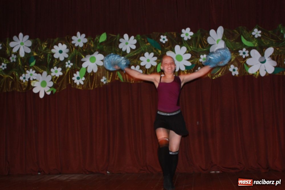 Zdjęcie w galerii na portalu naszraciborz.pl: Młodzi artyści na scenie w Krzanowicach wiadomości z regionu