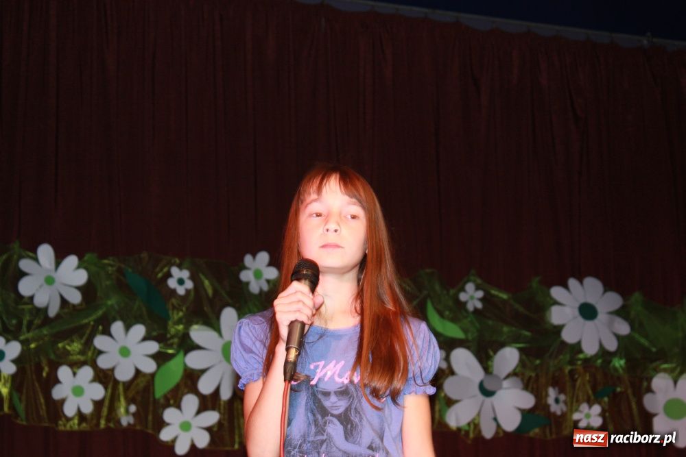 Zdjęcie w galerii na portalu naszraciborz.pl: Młodzi artyści na scenie w Krzanowicach wiadomości z regionu