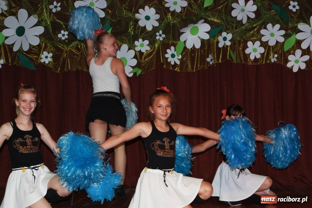 Zdjęcie w galerii na portalu naszraciborz.pl: Młodzi artyści na scenie w Krzanowicach wiadomości z regionu