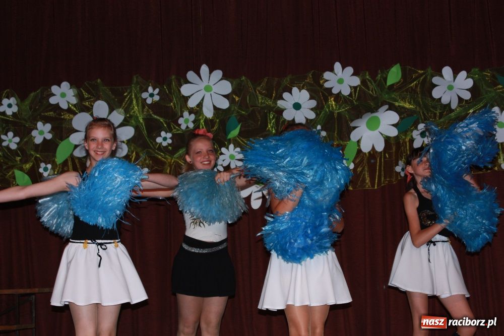 Zdjęcie w galerii na portalu naszraciborz.pl: Młodzi artyści na scenie w Krzanowicach wiadomości z regionu