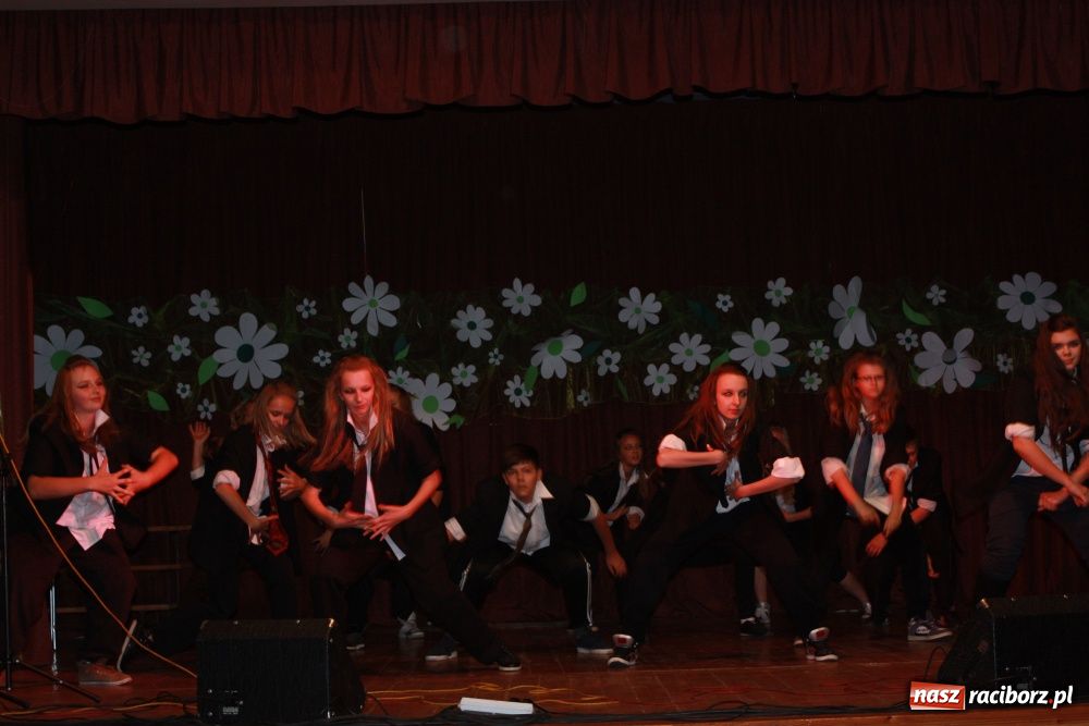 Zdjęcie w galerii na portalu naszraciborz.pl: Młodzi artyści na scenie w Krzanowicach wiadomości z regionu
