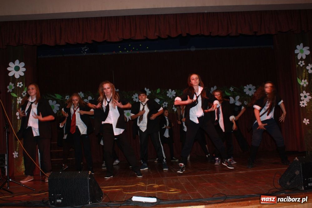 Zdjęcie w galerii na portalu naszraciborz.pl: Młodzi artyści na scenie w Krzanowicach wiadomości z regionu