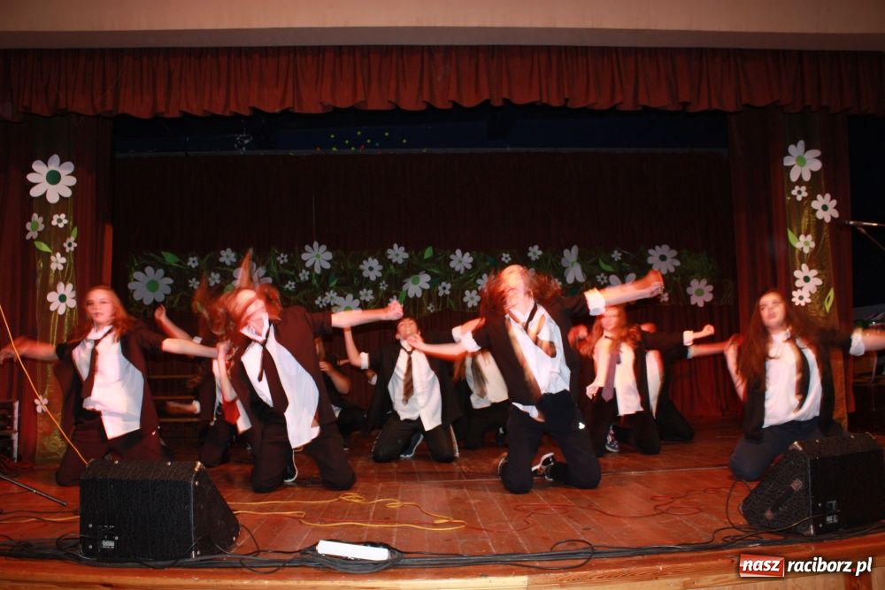 Zdjęcie w galerii na portalu naszraciborz.pl: Młodzi artyści na scenie w Krzanowicach wiadomości z regionu