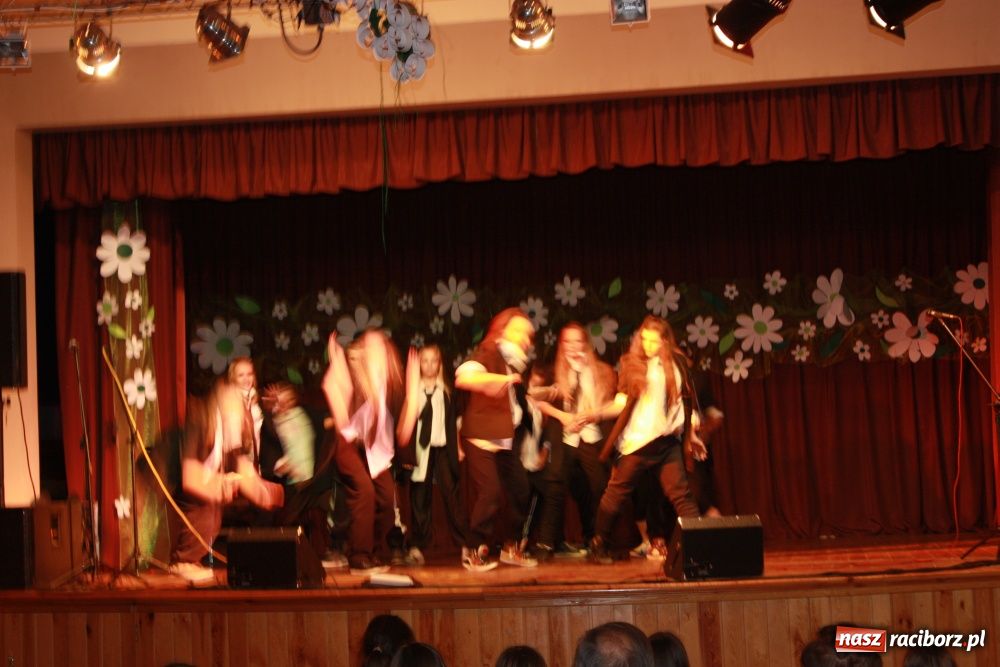 Zdjęcie w galerii na portalu naszraciborz.pl: Młodzi artyści na scenie w Krzanowicach wiadomości z regionu