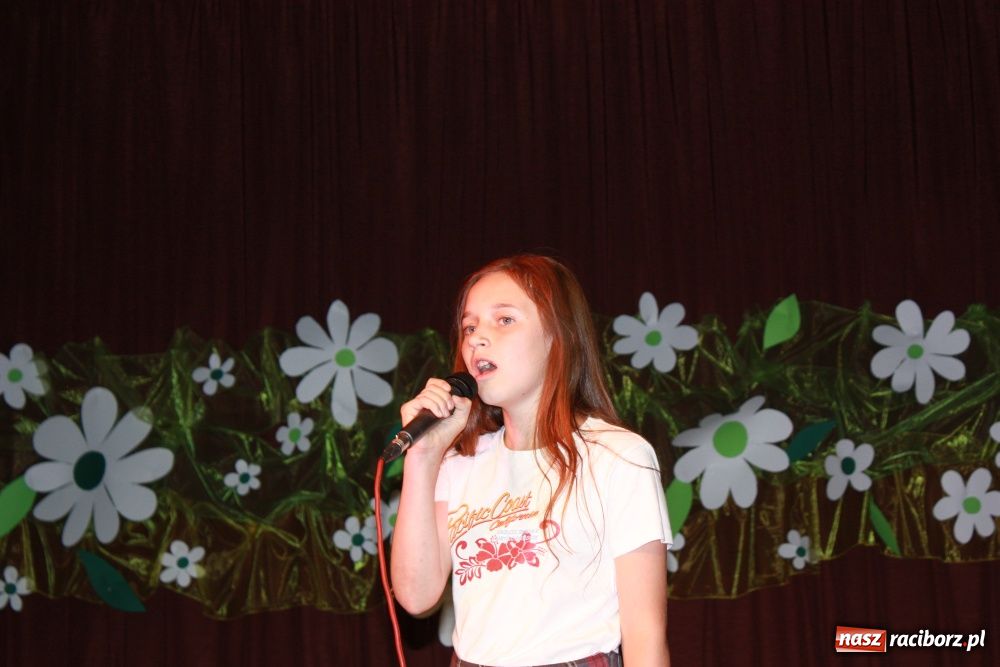 Zdjęcie w galerii na portalu naszraciborz.pl: Młodzi artyści na scenie w Krzanowicach wiadomości z regionu