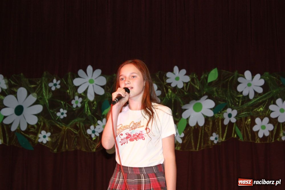 Zdjęcie w galerii na portalu naszraciborz.pl: Młodzi artyści na scenie w Krzanowicach wiadomości z regionu