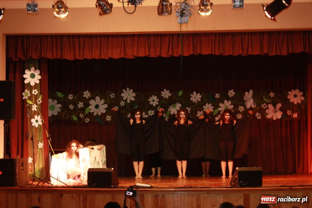 Zdjęcie w galerii na portalu naszraciborz.pl: Młodzi artyści na scenie w Krzanowicach wiadomości z regionu