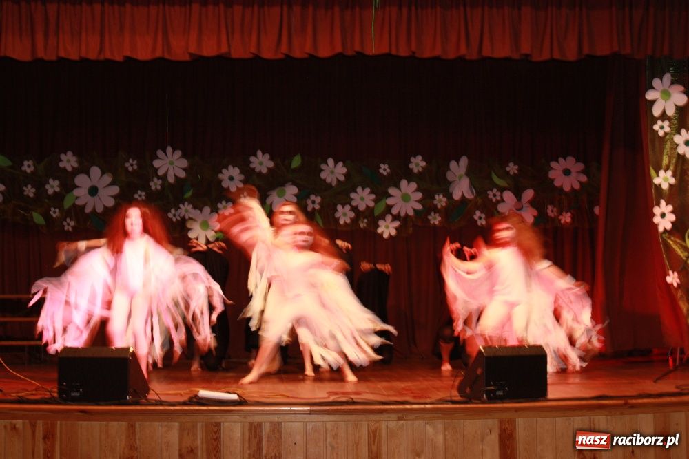 Zdjęcie w galerii na portalu naszraciborz.pl: Młodzi artyści na scenie w Krzanowicach wiadomości z regionu