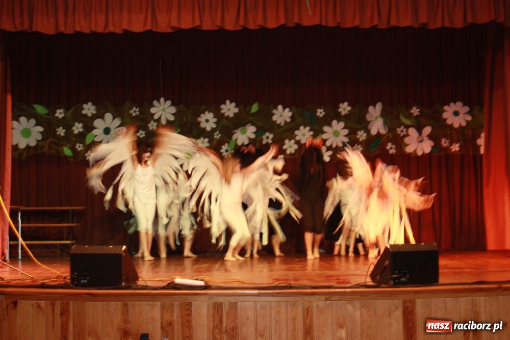 Zdjęcie w galerii na portalu naszraciborz.pl: Młodzi artyści na scenie w Krzanowicach wiadomości z regionu