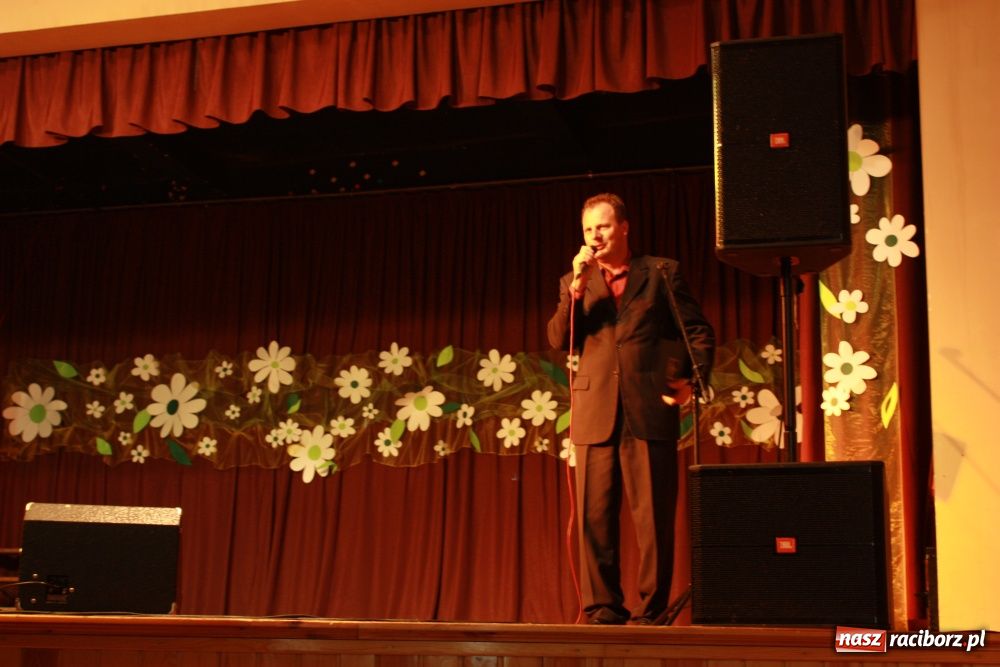 Zdjęcie w galerii na portalu naszraciborz.pl: Młodzi artyści na scenie w Krzanowicach wiadomości z regionu
