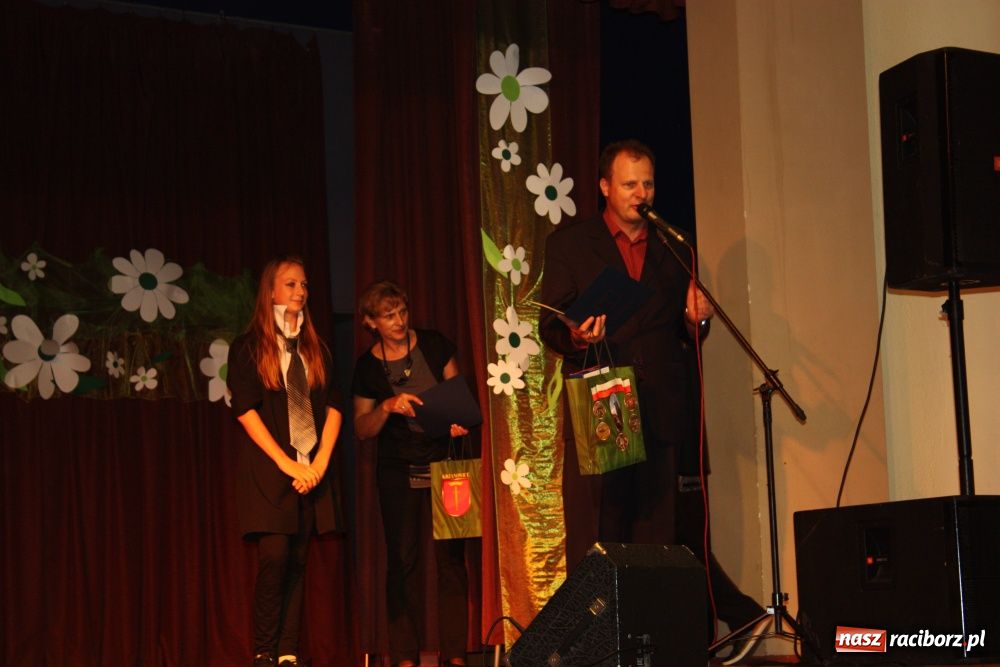 Zdjęcie w galerii na portalu naszraciborz.pl: Młodzi artyści na scenie w Krzanowicach wiadomości z regionu
