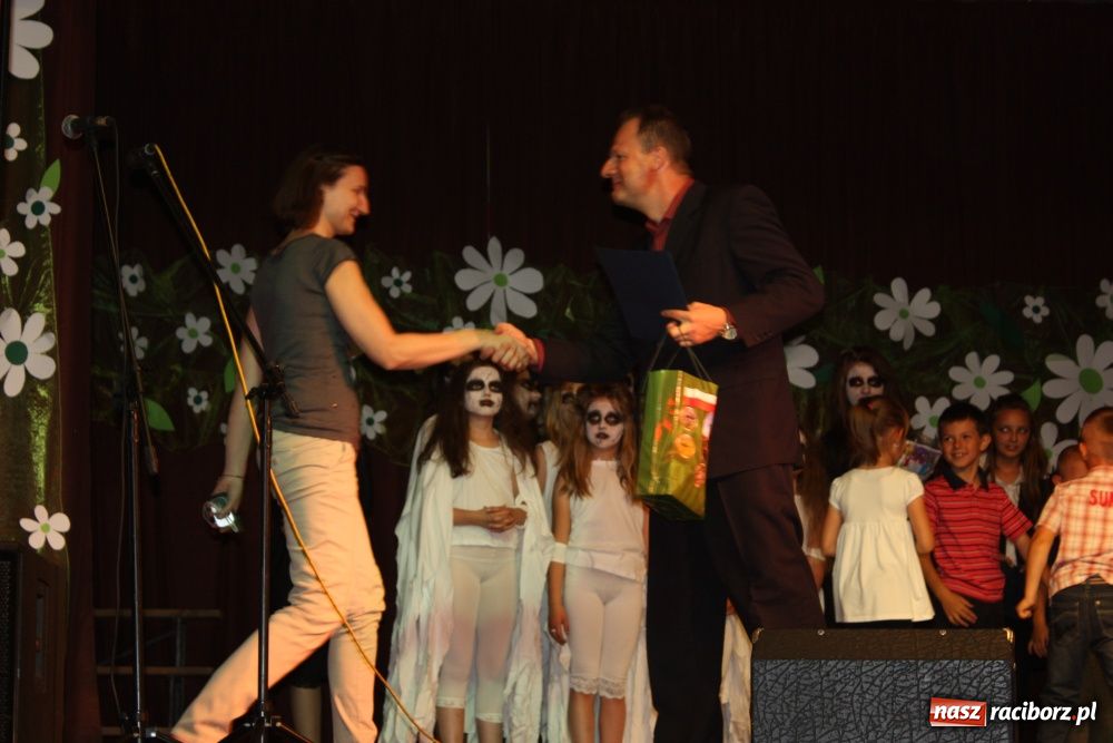 Zdjęcie w galerii na portalu naszraciborz.pl: Młodzi artyści na scenie w Krzanowicach wiadomości z regionu