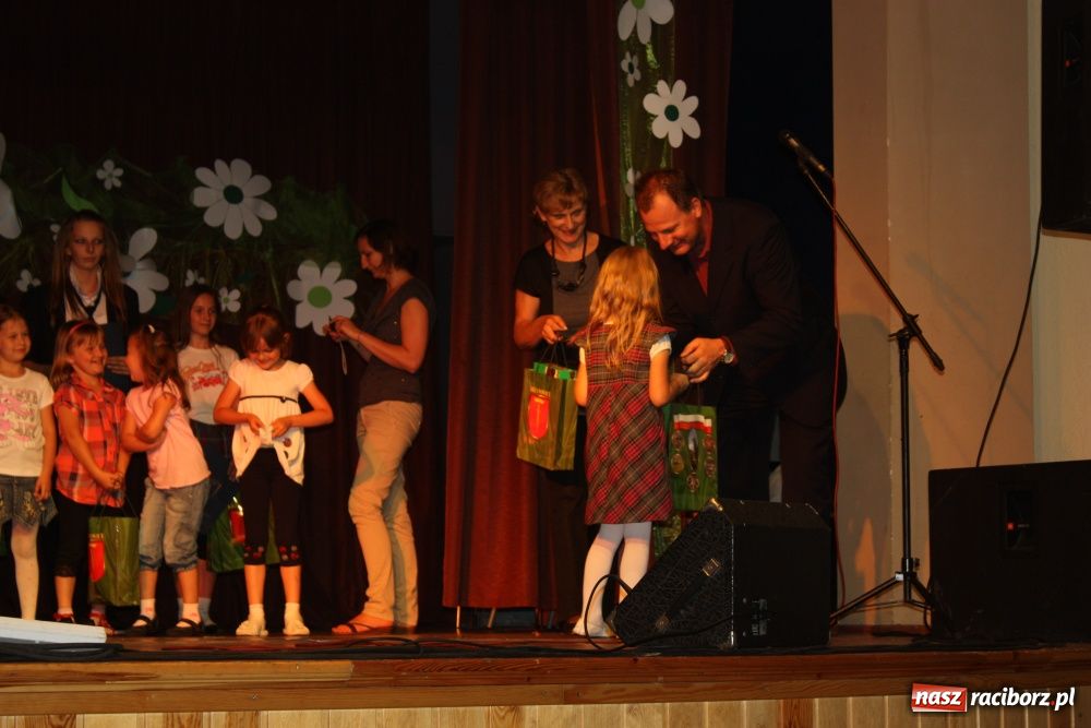 Zdjęcie w galerii na portalu naszraciborz.pl: Młodzi artyści na scenie w Krzanowicach wiadomości z regionu