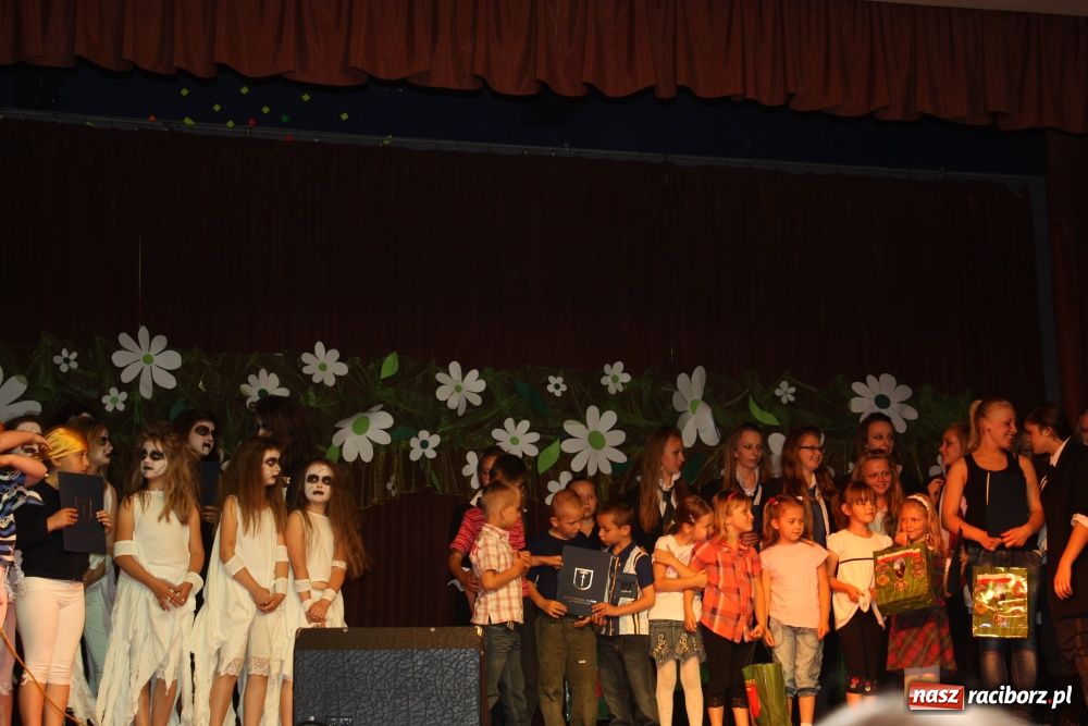 Zdjęcie w galerii na portalu naszraciborz.pl: Młodzi artyści na scenie w Krzanowicach wiadomości z regionu