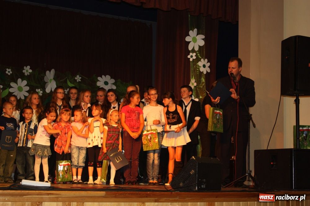Zdjęcie w galerii na portalu naszraciborz.pl: Młodzi artyści na scenie w Krzanowicach wiadomości z regionu