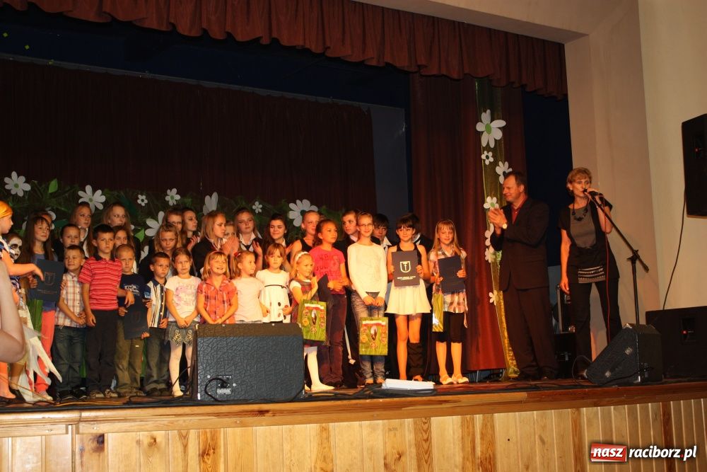 Zdjęcie w galerii na portalu naszraciborz.pl: Młodzi artyści na scenie w Krzanowicach wiadomości z regionu
