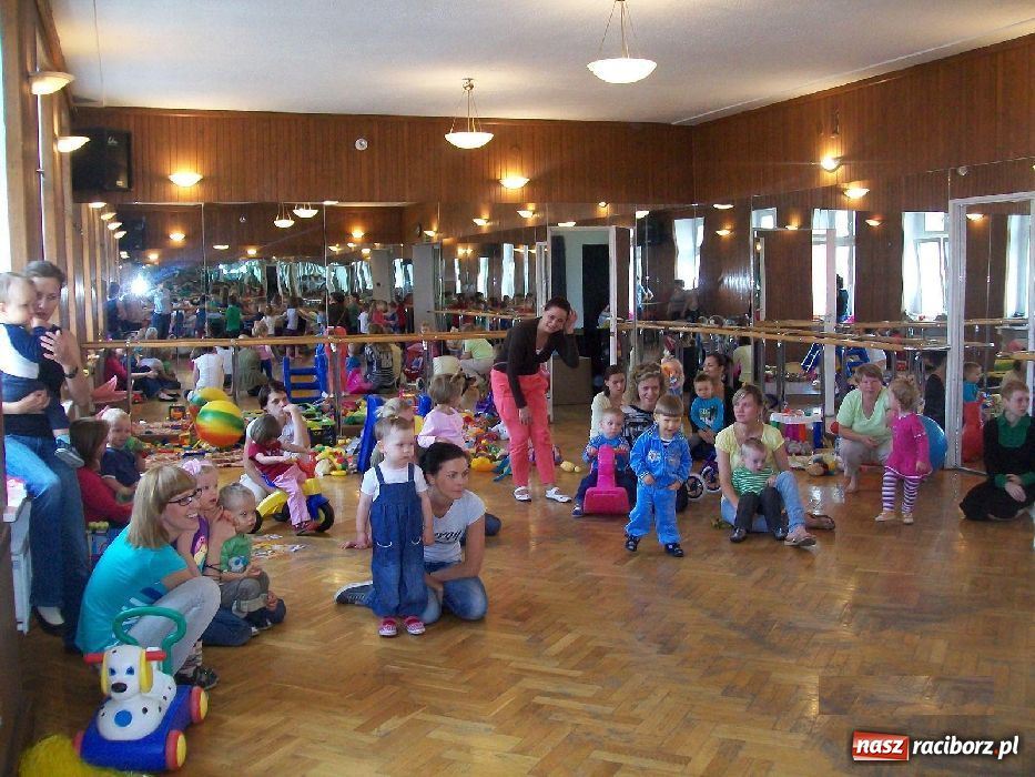 Zdjęcie w galerii na portalu naszraciborz.pl: Przedszkolaki z wizytą w Fiku-miku wiadomości z regionu
