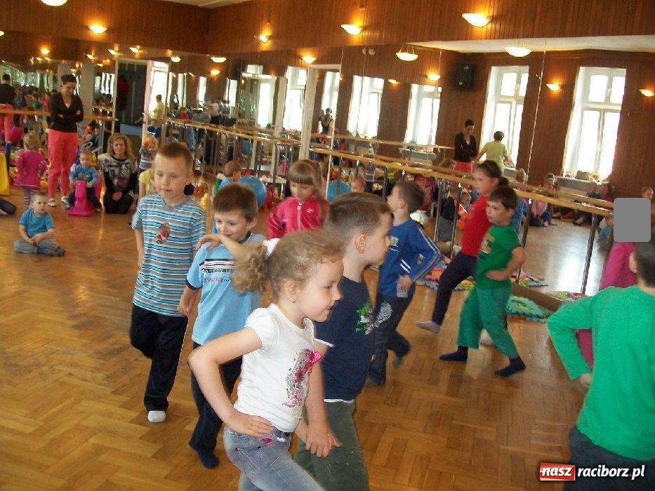 Zdjęcie w galerii na portalu naszraciborz.pl: Przedszkolaki z wizytą w Fiku-miku wiadomości z regionu