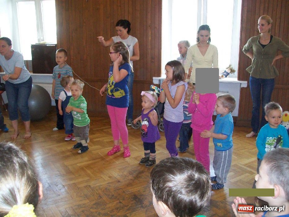 Zdjęcie w galerii na portalu naszraciborz.pl: Przedszkolaki z wizytą w Fiku-miku wiadomości z regionu