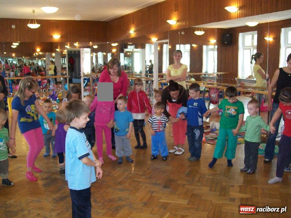 Zdjęcie w galerii na portalu naszraciborz.pl: Przedszkolaki z wizytą w Fiku-miku wiadomości z regionu