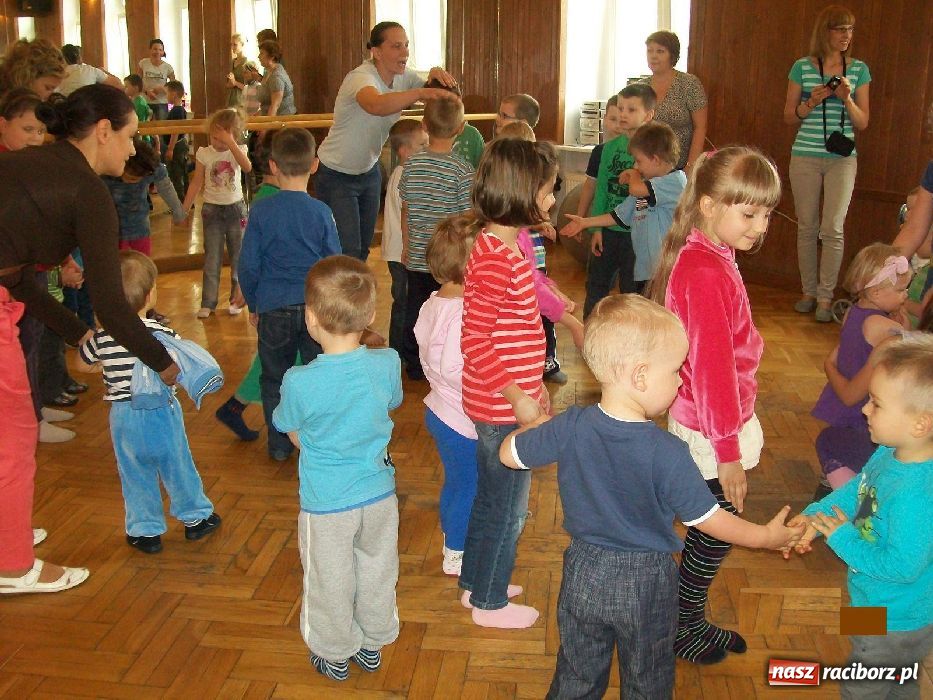 Zdjęcie w galerii na portalu naszraciborz.pl: Przedszkolaki z wizytą w Fiku-miku wiadomości z regionu