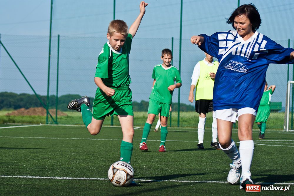 Zdjęcie w galerii na portalu naszraciborz.pl: Rodzice przegrali po rzutach karnych wiadomości z regionu