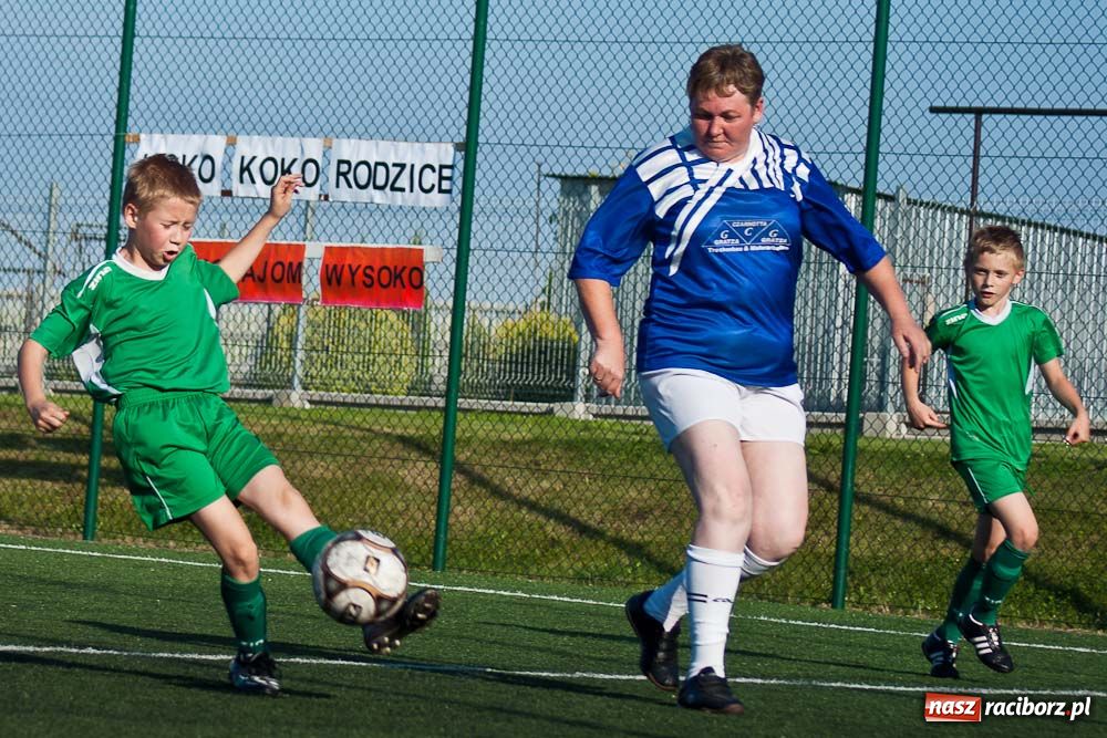 Zdjęcie w galerii na portalu naszraciborz.pl: Rodzice przegrali po rzutach karnych wiadomości z regionu