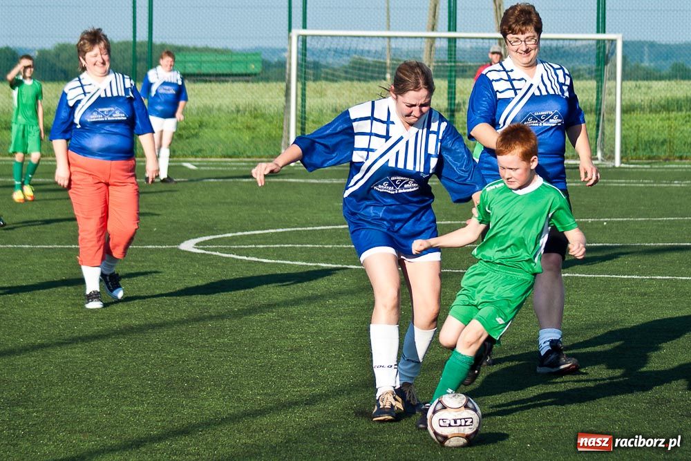 Zdjęcie w galerii na portalu naszraciborz.pl: Rodzice przegrali po rzutach karnych wiadomości z regionu
