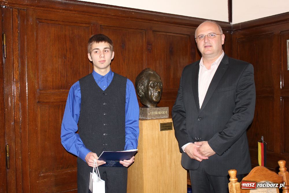 Zdjęcie w galerii na portalu naszraciborz.pl: Uczeń ZSO nr 1 zwiedzi Europarlament wiadomości z regionu