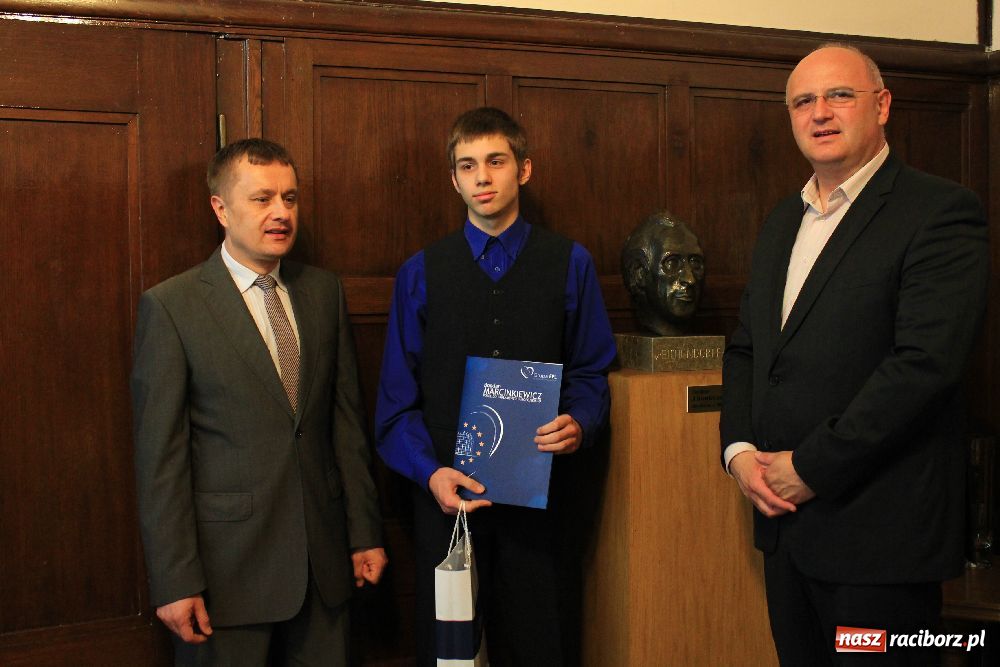 Zdjęcie w galerii na portalu naszraciborz.pl: Uczeń ZSO nr 1 zwiedzi Europarlament wiadomości z regionu